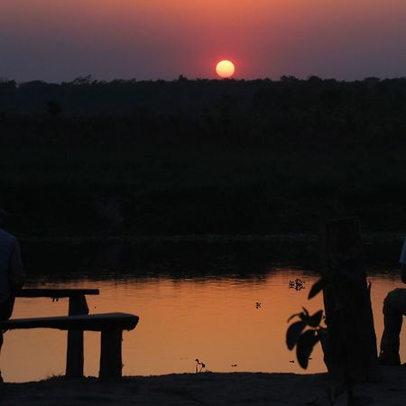 Hotel Jungle Sunset Camp Sauraha Esterno foto
