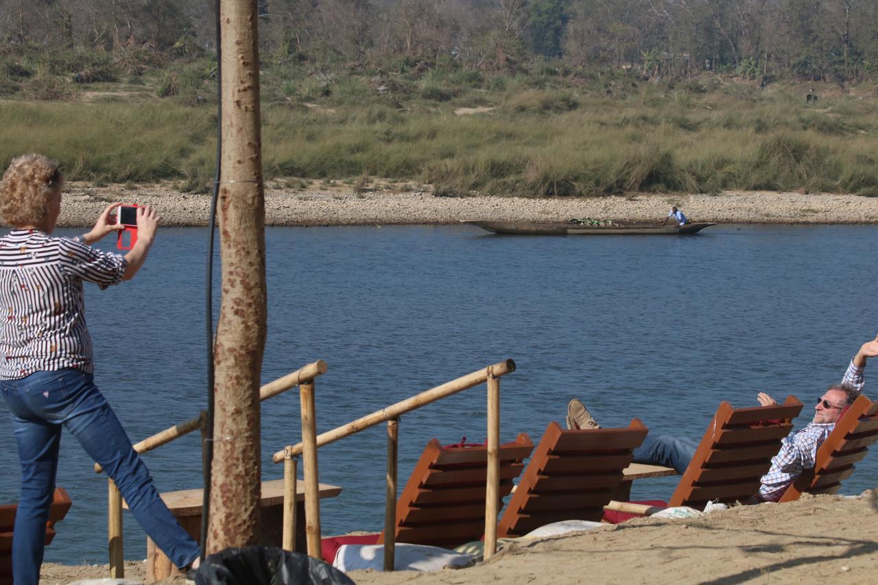 Hotel Jungle Sunset Camp Sauraha Esterno foto