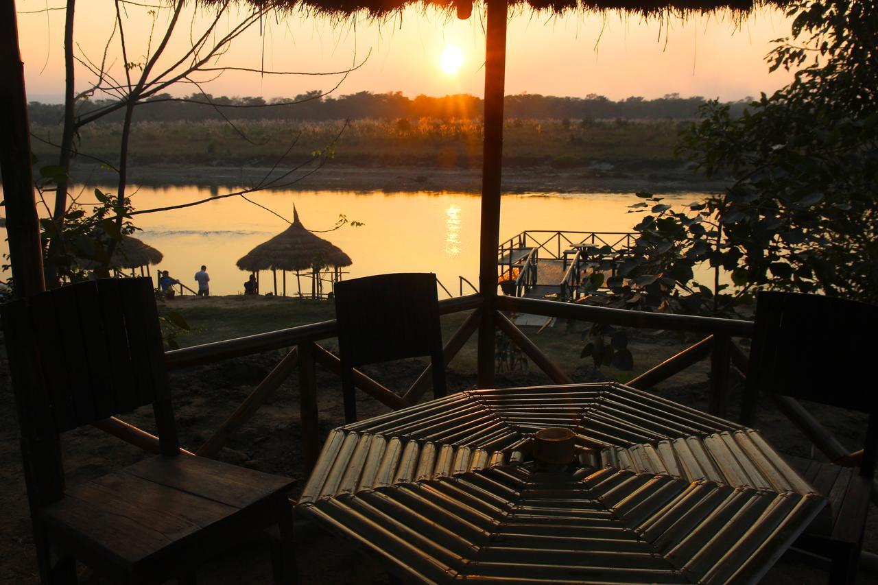 Hotel Jungle Sunset Camp Sauraha Esterno foto