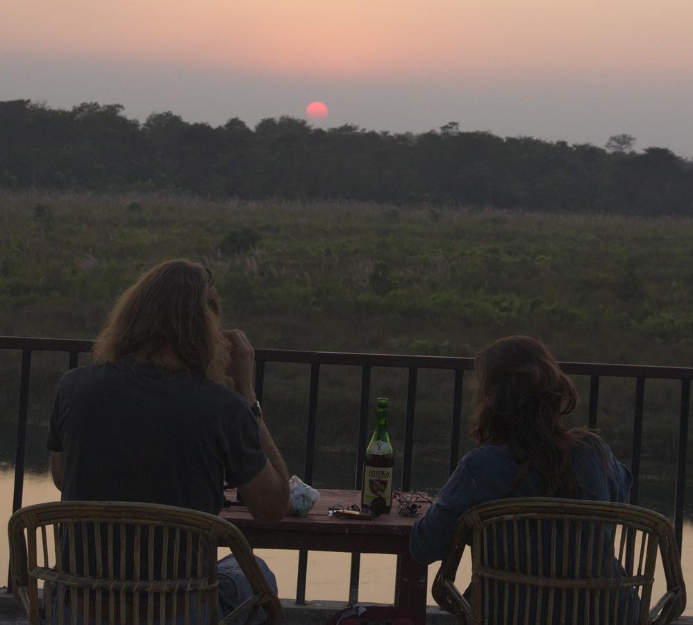Hotel Jungle Sunset Camp Sauraha Esterno foto