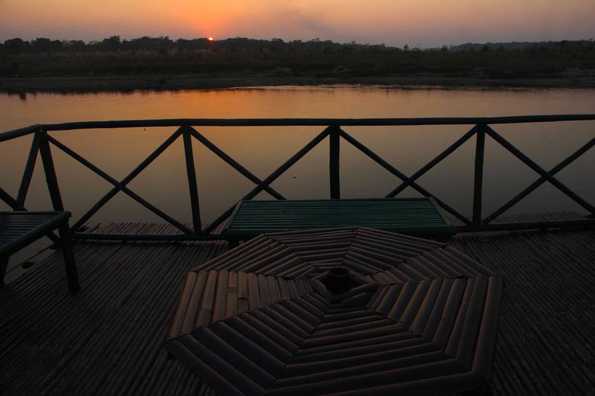 Hotel Jungle Sunset Camp Sauraha Esterno foto