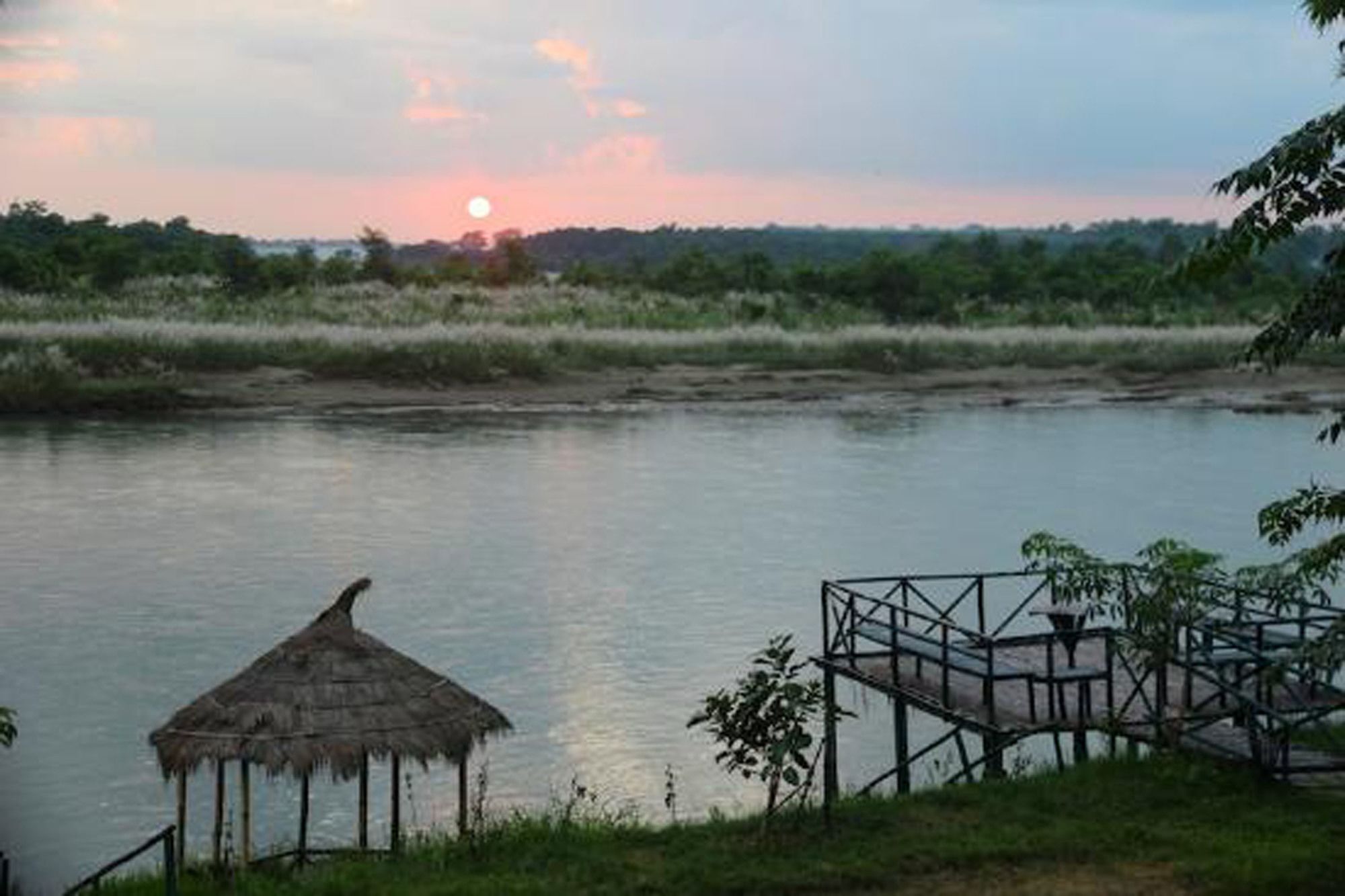 Hotel Jungle Sunset Camp Sauraha Esterno foto